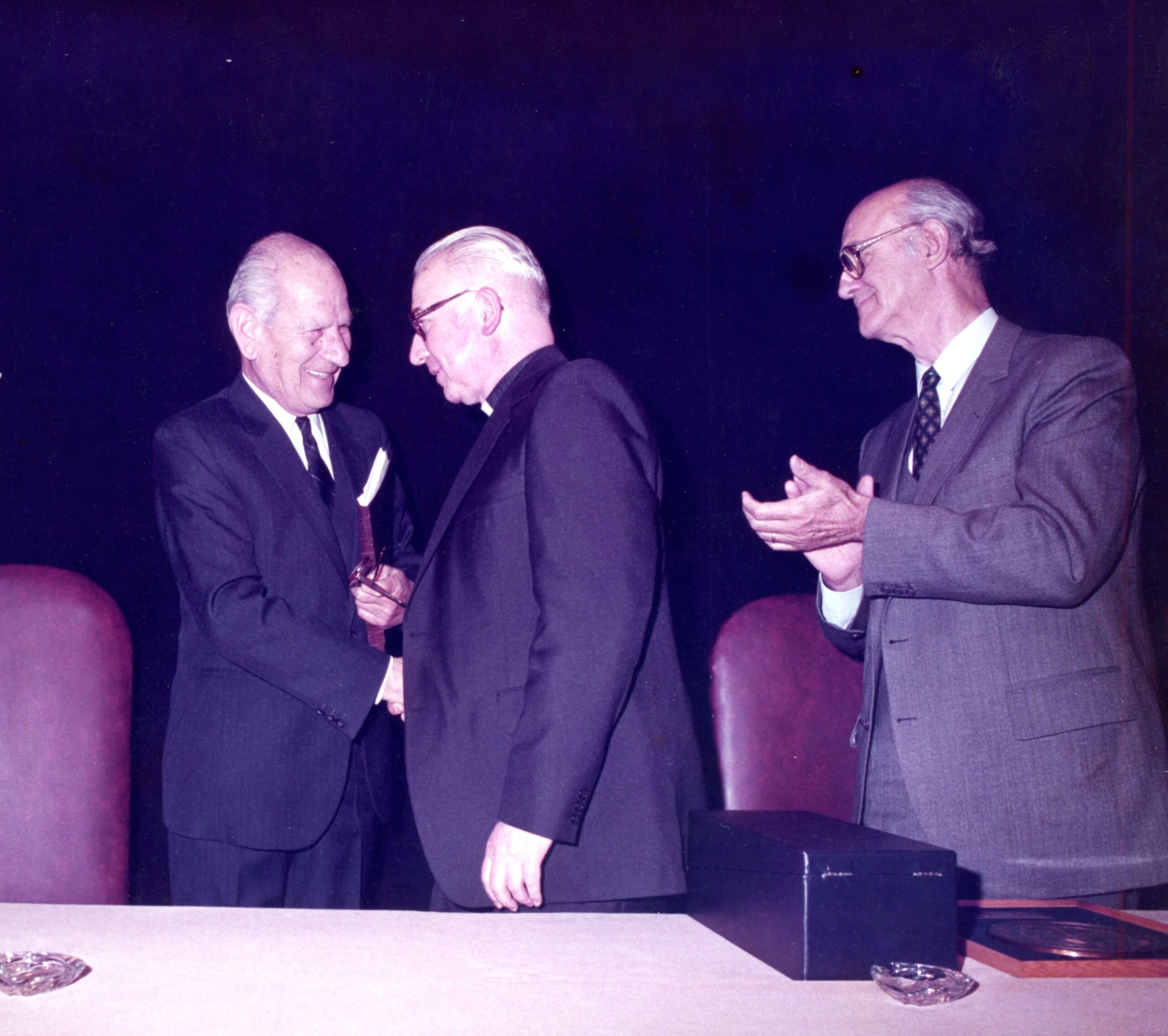 Foto Rector Hernán Holley agradeciendo al Arzobispo de Santiago Juan Francisco Fresno